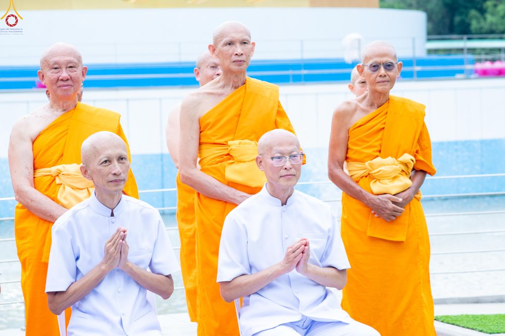 ภาพ No.330266:วันที่ 30 พฤษภาคม พ.ศ.2569 พิธีตัดปอยผมและปลงผม อุบาสกอุปสมบทอุทิศชีวิต 11 ท่าน ณ โบสถ์พระไตรปิฎก วัดพระธรรมกาย จังหวัดปทุมธานี