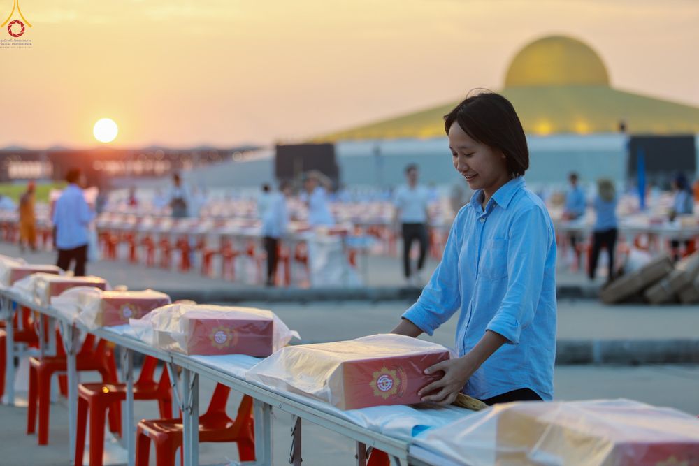 ภาพ No.322674:วันที่ 17 เมษายน พ.ศ.2569 การเรียงกล่องไทยธรรม เรียงน้ำดื่ม เรียงร่ม ณ ลานธรรมพระมหาธรรมกายเจดีย์ เพื่องานถวายมหาสังฆทาน 40,000 กว่าวัดทั่วประเทศ วันคุ้มครองโลก 22 เมษายน พ.ศ.2569 วัดพระธรรมกาย