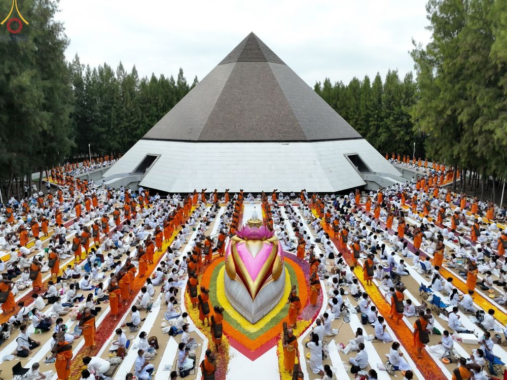 ภาพ No.69096:พิธีต้อนรับพระธรรมยาตรา ในโครงการธรรมยาตรากตัญญูบูชา มหาปูชนียาจารย์ พระมงคลเทพมุนี(สด จนฺทสโร) พระผู้ปราบมาร อนุสรณ์สถาน 7 แห่ง ปีที่ 11 วันที่ 3 มกราคม พ.ศ. 2566 ณ อนุสรณ์สถานมหาวิหารพระมงคลเทพมุนี จ.สุพรรณบุรี