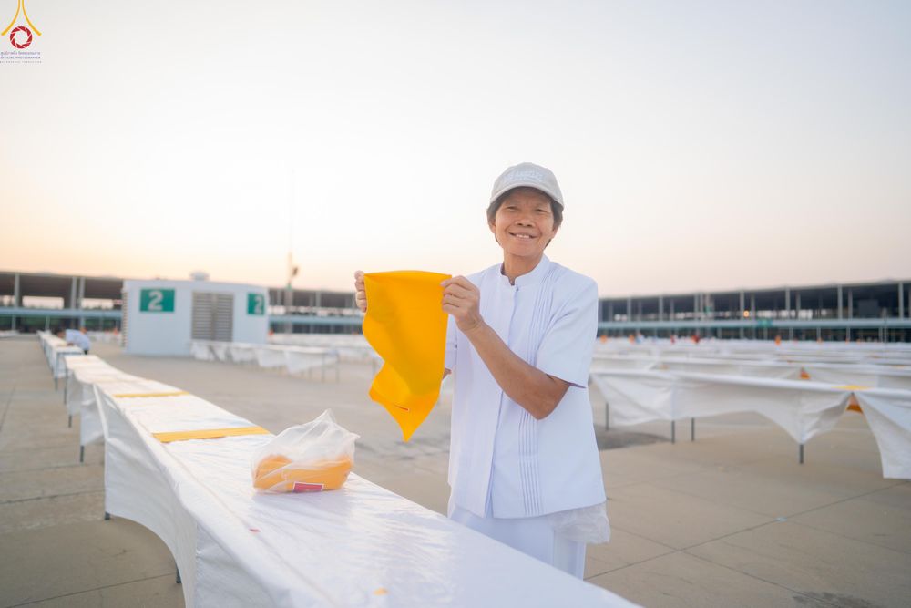 ภาพ No.321210:วันที่ 10-11 เมษายน พ.ศ.2569 การเตรียมกล่องไทยธรรม และการติดผ้ารับประเคน เพื่องานถวายมหาสังฆทาน 40,000 กว่าวัดทั่วประเทศ วันคุ้มครองโลก 22 เมษายน พ.ศ.2569 วัดพระธรรมกาย