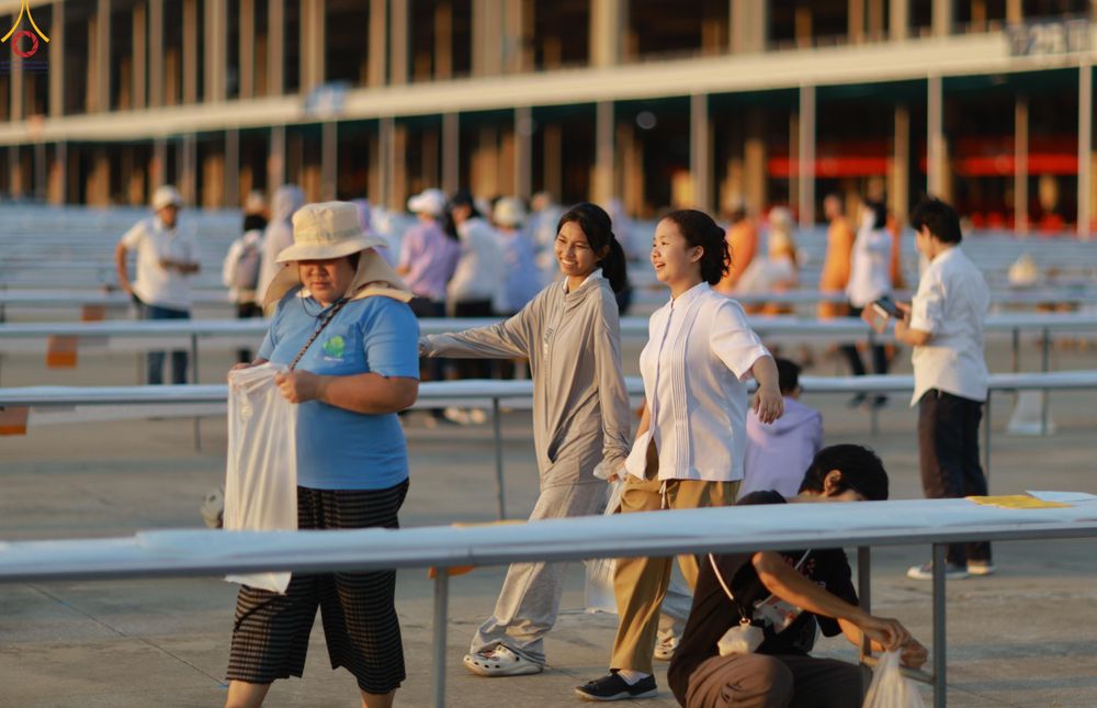 ภาพ No.320472:วันที่ 9 เมษายน พ.ศ.2569 การเตรียมงาน มัดถุงน้ำ ถ่วงขาโต๊ะไทยธรรม เพื่องานถวายมหาสังฆทาน 40,000 กว่าวัดทั่วประเทศ วันคุ้มครองโลก 22 เมษายน พ.ศ.2569 วัดพระธรรมกาย