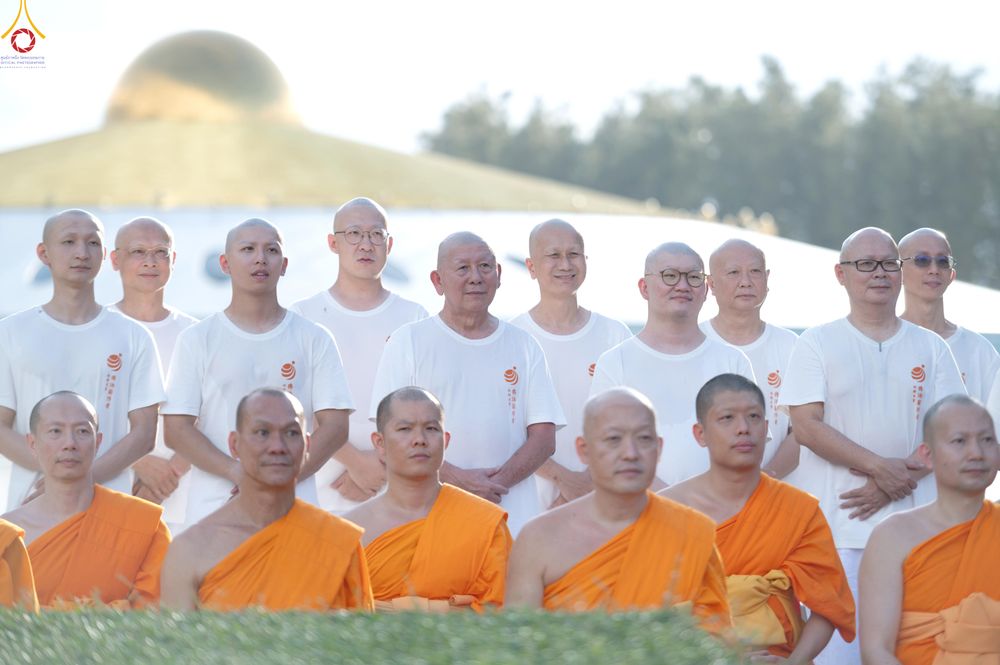 ภาพ No.338384:วันอาทิตย์ที่ 5 กรกฎาคม พศ.2569 พิธีตัดปอยผมธรรมทายาทนานาชาติ IDOP รุ่นที่ 21 จากประเทศจีน มาเลเซีย สิงคโปร์ และไต้หวัน ณ โถงช้าง วัดพระธรรมกาย