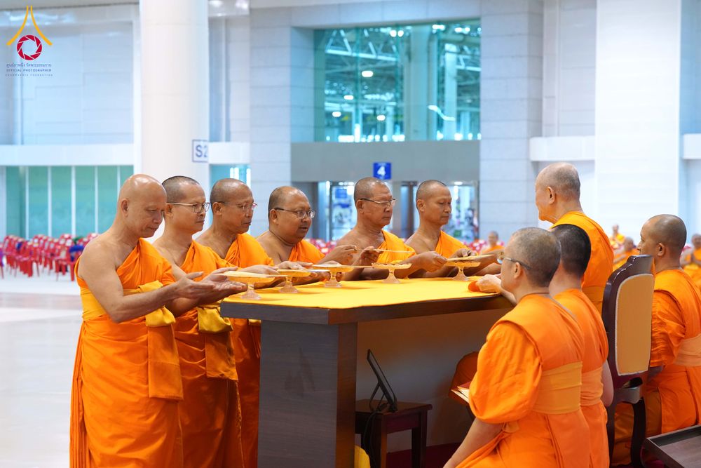 ภาพ No.285021:วันอาทิตย์ที่ 14 ธันวาคม พ.ศ.2568  พิธีปฏิบัติธรรม พิธีถวายภัตตาหารเป็นสังฆทาน พิธีมอบต้นสมบัติจักรพรรดิ ถวายแด่เจ้าอาวาสและประธานสงฆ์ 236 ศูนย์ส่งเสริมศีลธรรมทั่วโลก ณ สภาธรรมกายสากล วัดพระธรรมกาย