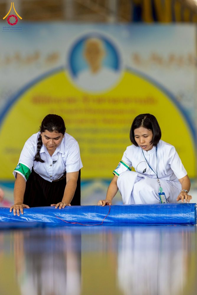 ภาพ No.256910:วันที่ 5 ตุลาคม พ.ศ. 2568 พิธีตักบาตร ข้าวสารอาหารแห้ง ณ บ้านแก้วเรือนทองคุณยายฯ สภาธรรมกายสากล วัดพระธรรมกาย