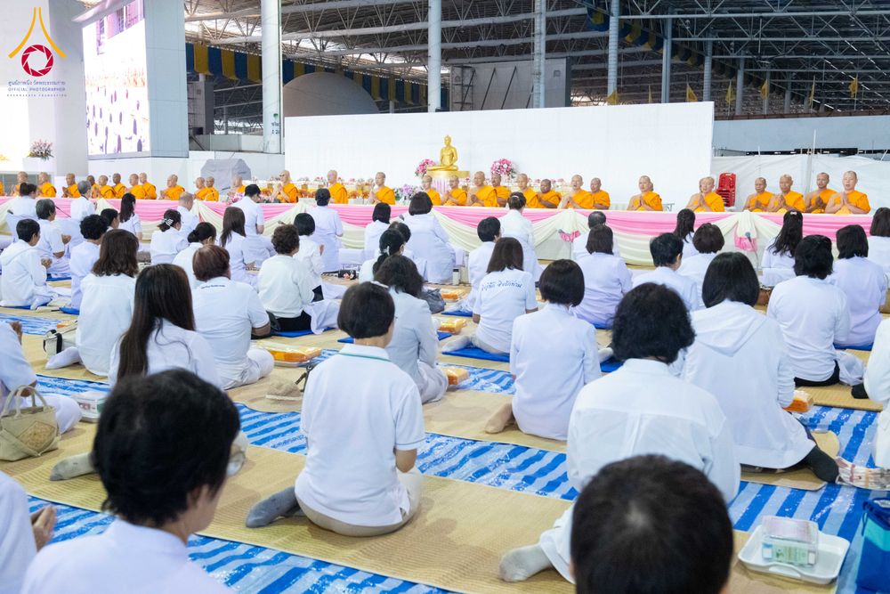 ภาพ No.287223:วันที่ 3 มกราคม พ.ศ.2569 พิธีถวายภัตตาหารเป็นสังฆทาน แด่พระธรรมยาตรา ณ วัดพระธรรมกาย  จังหวัดปทุมธานี ในโครงการธรรมยาตรา กตัญญูบูชา มหาปูชนียาจารย์ พระมงคลเทพมุนี(สด จนฺทสโร) พระผู้ปราบมาร อนุสรณ์สถาน 7 แห่ง ปีที่ 14