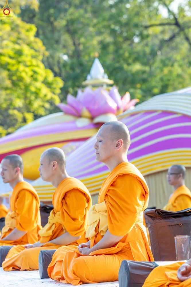 ภาพ No.281597:วันที่ 24 ธันวาคม พ.ศ.2568 พระธรรมยาตรา ปฏิบัติธรรม และถ่ายภาพหมู่ประวัติศาสตร์ ณ ลานหน้ามหาวิหารพระมงคลเทพมุนีฯ วัดพระธรรมกาย