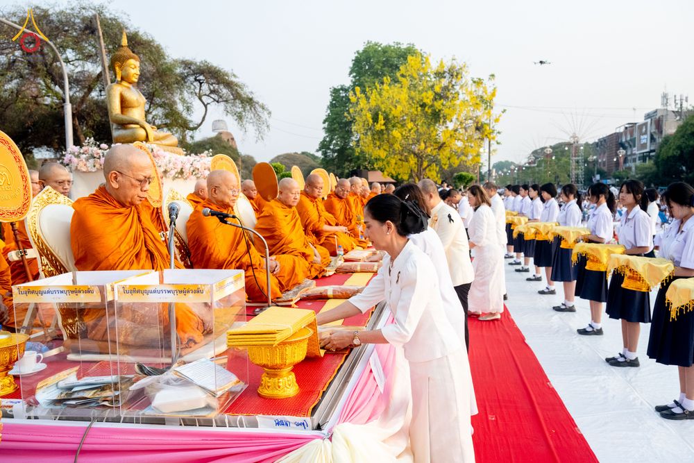 ภาพ No.318025:วันเสาร์ที่ 4 เมษายน พ.ศ. 2569 งานทำบุญเมืองใจกลางอยุธยา  ตักบาตรพระ 1,109 รูป ณ ถนนชีกุน หน้าวัดมหาธาตุ และวัดราชบูรณะ