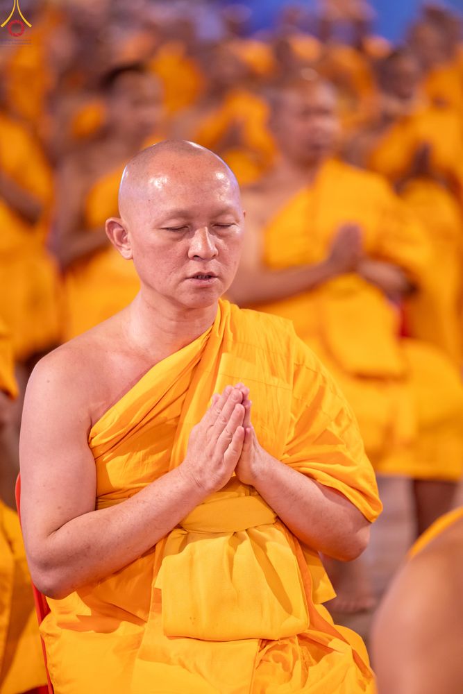 ภาพ No.280350:วันที่ 31 ธันวาคม พ.ศ.2568 -วันที่ 1 มกราคม พ.ศ.2569 พิธีฉลองชัยสวดมนต์บทธัมมจักกับปปวัตนสูตร ครบ 8,000,000,000 จบ , พิธีสวดมนต์ข้ามปี ณ วัดพระธรรมกาย