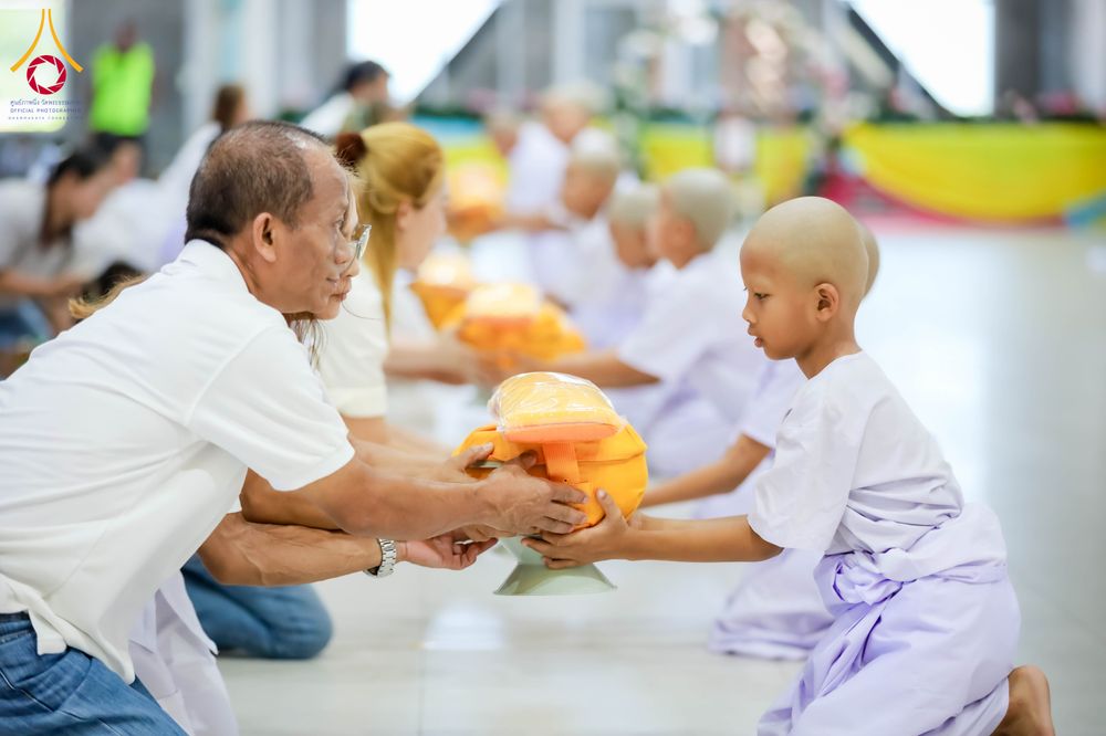 ภาพ No.317482:วันอาทิตย์ ที่ 29 มีนาคม พ.ศ.2569  พิธีปลงผม , พิธีขอขมามอบบาตรและผ้าไตร , พิธีบรรพชา ณ ศูนย์ปฏิบัติธรรมสมุทรปราการ จำนวน 42 รูป