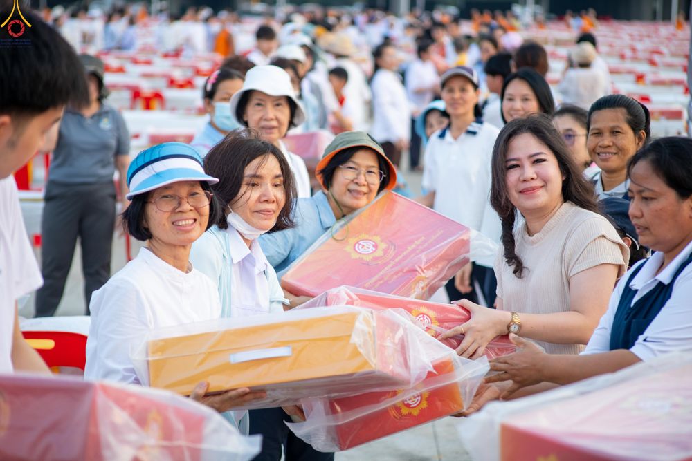 ภาพ No.322612:วันที่ 17 เมษายน พ.ศ.2569 การเรียงกล่องไทยธรรม เรียงน้ำดื่ม เรียงร่ม ณ ลานธรรมพระมหาธรรมกายเจดีย์ เพื่องานถวายมหาสังฆทาน 40,000 กว่าวัดทั่วประเทศ วันคุ้มครองโลก 22 เมษายน พ.ศ.2569 วัดพระธรรมกาย