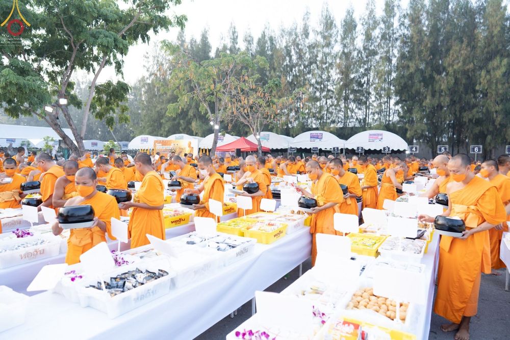 ภาพ No.71825:พิธีถวายภัตตาหารเป็นสังฆทาน แด่คณะพระธรรมยาตราฯ ในโครงการธรรมยาตรากตัญญูบูชา มหาปูชนียาจารย์ พระมงคลเทพมุนี(สด จนฺทสโร) พระผู้ปราบมาร อนุสรณ์สถาน 7 แห่ง ปีที่ 11 วันที่ 17 มกราคม พ.ศ. 2566