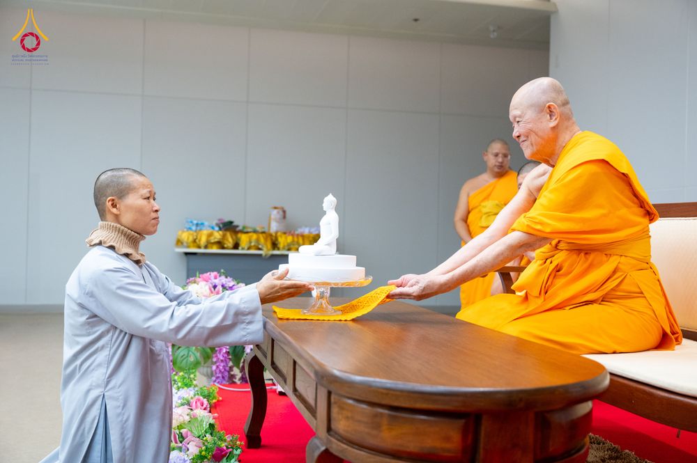 ภาพ No.324787:วันอังคารที่ 21 เมษายน พ.ศ.2569  หลวงพ่อทัตตชีโว รองเจ้าอาวาสวัดพระธรรมกาย ถวายการต้อนรับและปฏิสันถารคณะสงฆ์จากประเทศเวียดนาม