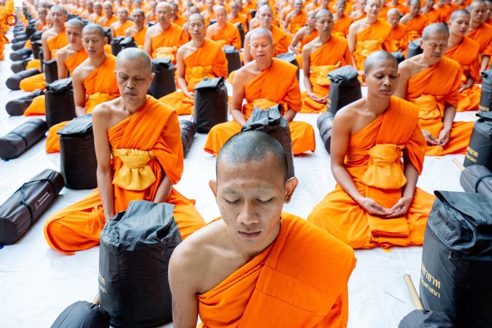 ภาพ No.288428:วันที่ 4 มกราคม พ.ศ. 2569 พระธรรมยาตราปฏิบัติธรรม และถ่ายภาพหมู่ประวัติศาสตร์ ในโครงการธรรมยาตรา กตัญญูบูชา มหาปูชนียาจารย์ พระมงคลเทพมุนี(สด จนฺทสโร) พระผู้ปราบมาร อนุสรณ์สถาน 7 แห่ง ปีที่ 14 ณ อนุสรณ์สถานมหาวิหารพระมงคลเทพมุนี (โลตัสแลนด์) อ.สองพี่น้อง