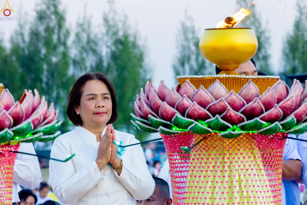 ภาพ No.302162:วันที่ 23 มกราคม พ.ศ. 2569 พิธีจุดประทีปธรรมถวายเป็นพุทธบูชา (ภาพชุดที่ 2) และบูชาธรรมมหาปูชนียาจารย์  ณ อนุสรณ์สถานลำดับที่ 5 สถานที่เผยแผ่วิชชาธรรมกายครั้งแรก อนุสรณ์สถานบางปลา วัดบางปลา อำเภอบางเลน จังหวัดนครปฐม ในโครงการธรรมยาตรา กตัญญูบูชา มหาปูชนีย