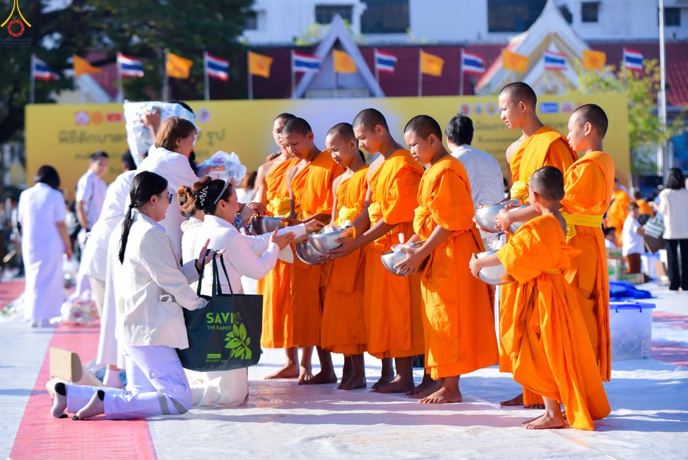 ภาพ No.280260:วันอังคารที่ ๓๐ ธันวาคม พ.ศ. ๒๕๖๘ พิธีตักบาตรพระ ๑,๐๖๙ รูป จังหวัดกาฬสินธุ์   ณ บริเวณสนามหน้าศาลากลาง จังหวัดกาฬสินธุ์ (หลังเก่า)