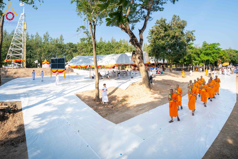 ภาพ No.285714:วันพุธที่ 10 ธันวาคม พ.ศ.2568  พิธีตอกเสาเข็มมงคลต้นสุดท้าย รองรับองค์พระเจดีย์เพื่อสร้างสันติภาพโลก ณ ศูนย์ปฏิบัติธรรมและศูนย์อบรมเยาวชน ชัยนาท