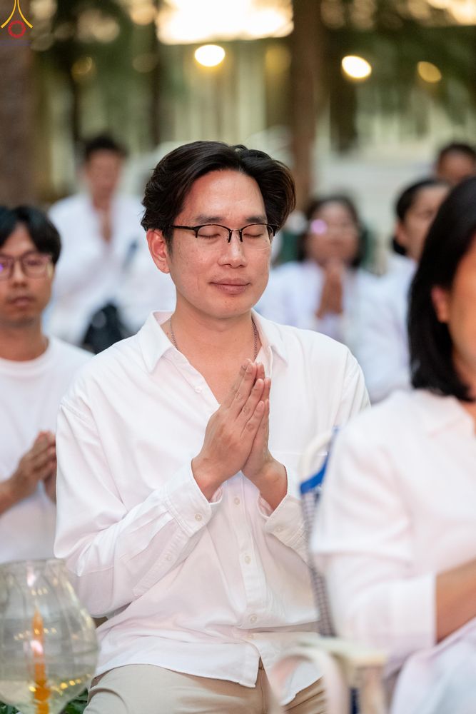 ภาพ No.290122:วันที่ 6 มกราคม พ.ศ. 2569 พิธีจุดประทีปถวายเป็นพุทธบูชา และบูชาธรรมมหาปูชนียาจารย์ (ภาพชุดที่ 2) ณ อนุสรณ์สถานมหาวิหารพระมงคลเทพมุนี (โลตัสแลนด์) อ.สองพี่น้อง จ.สุพรรณบุรี ในโครงการธรรมยาตรา กตัญญูบูชา มหาปูชนียาจารย์ พระมงคลเทพมุนี(สด จนฺทสโร) พระผู้ปรา