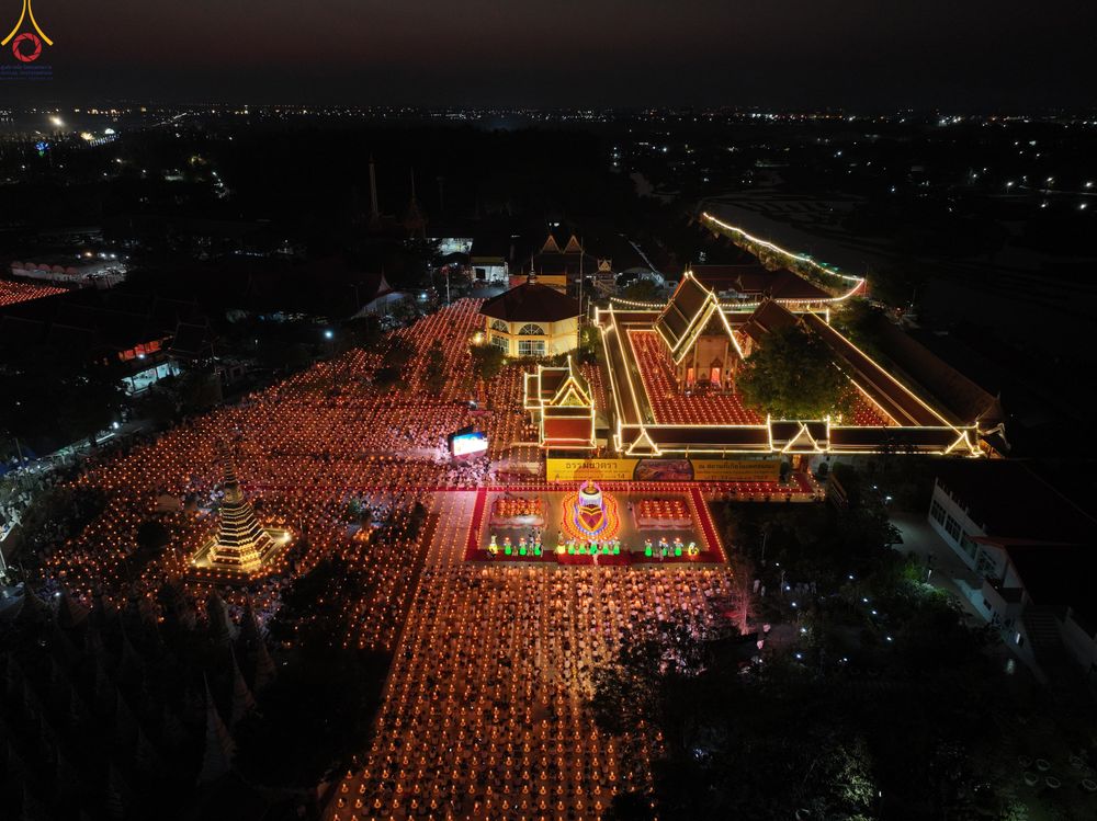 ภาพ No.294137:วันที่ 13 มกราคม พ.ศ. 2569 พิธีจุดประทีปถวายเป็นพุทธบูชา และบูชาธรรมมหาปูชนียาจารย์  (ภาพชุดที่ 2) ณ วัดสองพี่น้อง ต.ต้นตาล อ.สองพี่น้อง จ.สุพรรณบุรี ในโครงการธรรมยาตรา กตัญญูบูชา มหาปูชนียาจารย์ พระมงคลเทพมุนี(สด จนฺทสโร) พระผู้ปราบมาร อนุสรณ์สถาน 7 แห่