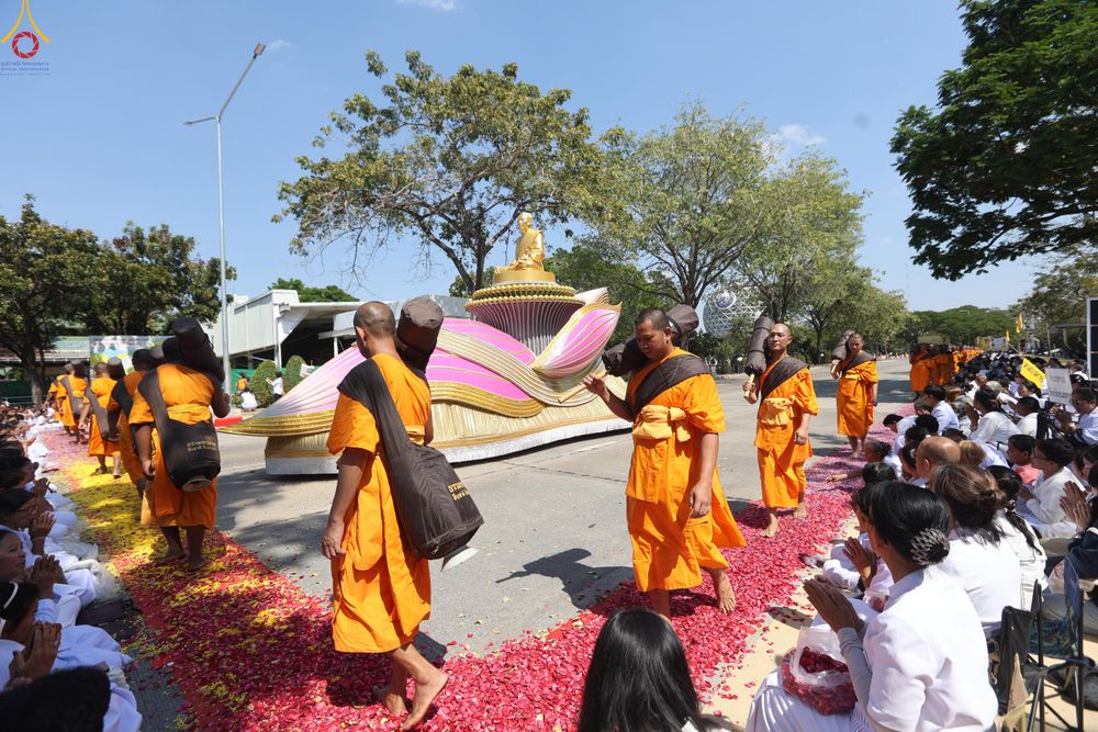 ภาพ No.304733:วันที่ 25 มกราคม พ.ศ. 2569 พิธีต้อนรับพระธรรมยาตรา (ภาพชุดที่ 2) รร.สามัคคีราษฏร์บำรุง-วัดพระธรรมกาย ในโครงการธรรมยาตรา กตัญญูบูชา มหาปูชนียาจารย์ พระมงคลเทพมุนี(สด จนฺทสโร) พระผู้ปราบมาร อนุสรณ์สถาน 7 แห่ง ปีที่ 14