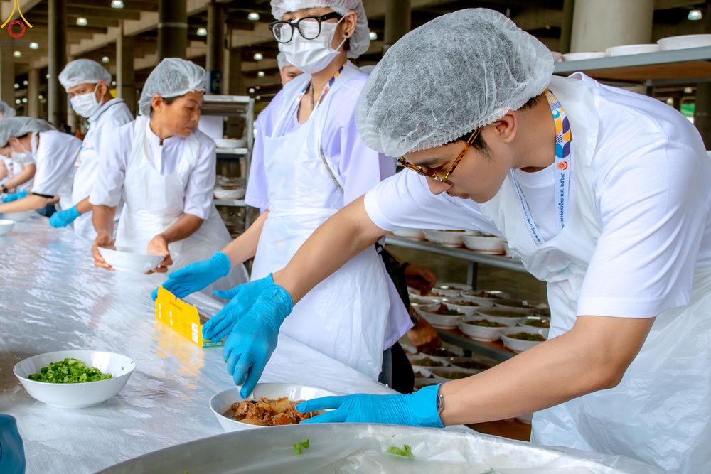 ภาพ No.325769:วันที่ 22 เมษายน พ.ศ.2569(วันคุ้มครองโลก) งานถวายมหาสังฆทาน 40,000 กว่าวัดทั่วประเทศ เจ้าหน้าที่ สาธุชน ร่วมใจจัดเตรียมภัตตาหารเพล (ชุด 2)