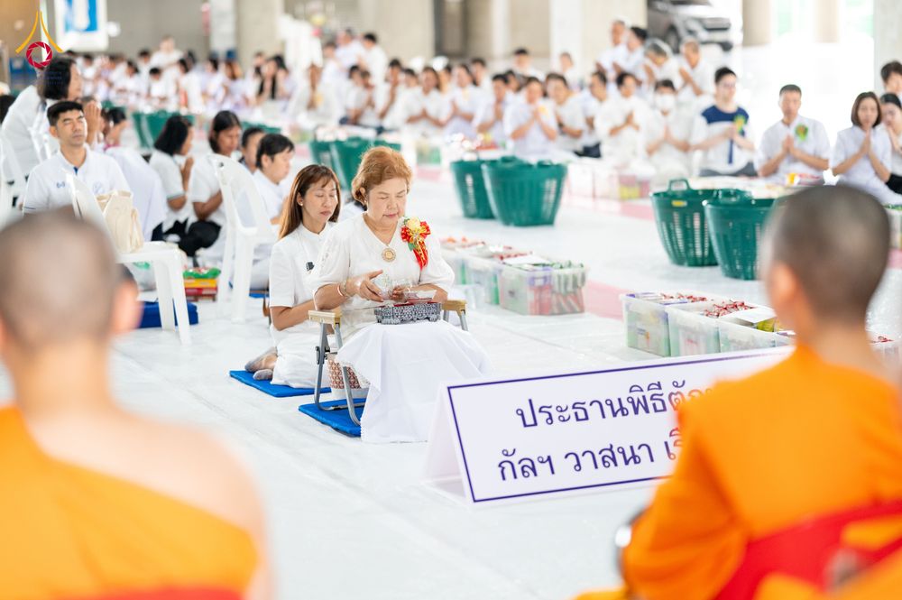 ภาพ No.336089:วันที่ 20 มิถุนายน พ.ศ. 2569 พิธีตักบาตรฉลองพระใหม่ โครงการอุปสมบทธรรมทายาทอุดมศึกษา รุ่นที่ 53