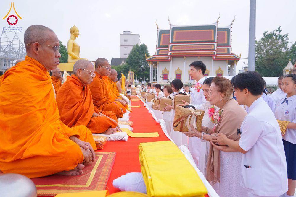 ภาพ No.284667:วันอาทิตย์ที่ 14 ธันวาคม พ.ศ.2568  พิธีทำบุญเมืองสุราษฎร์ธานี 110ปี และพิธีตักบาตรพระสงฆ์ 1,110 รูป  ณ บริเวณริมน้ำวัดกลาง (เก่า) ถนนบ้านดอน ตำบลตลาดใหม่ อำเภอเมือง จังหวัดสุราษฎร์ธานี