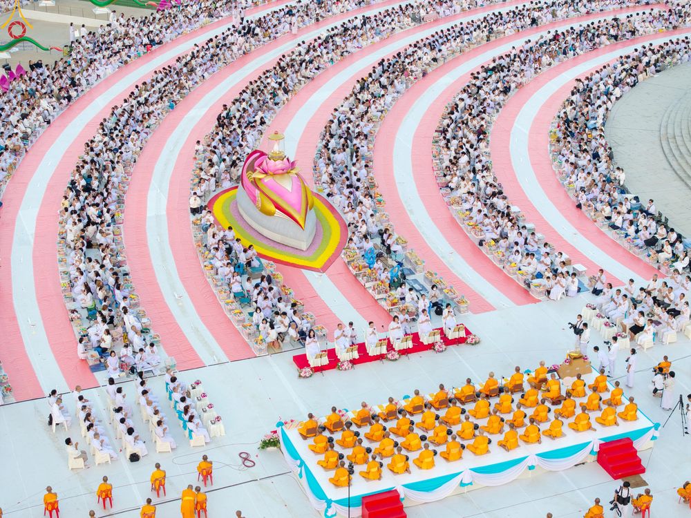 ภาพ No.302454:วันที่ 24 มกราคม พ.ศ. 2569 พิธีตักบาตรพระธรรมยาตรา ณ อนุสรณ์สถานลำดับที่ 5 สถานที่เผยแผ่วิชชาธรรมกายครั้งแรก อนุสรณ์สถานบางปลา วัดบางปลา อำเภอบางเลน จังหวัดนครปฐม ในโครงการธรรมยาตรา กตัญญูบูชา มหาปูชนียาจารย์ พระมงคลเทพมุนี(สด จนฺทสโร) พระผู้ปราบมาร อนุส