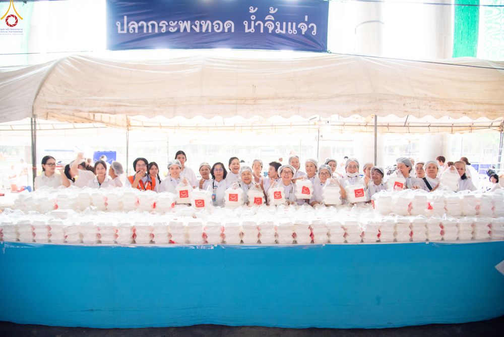 ภาพ No.325675:วันที่ 22 เมษายน พ.ศ.2569(วันคุ้มครองโลก) งานถวายมหาสังฆทาน 40,000 กว่าวัดทั่วประเทศ เจ้าหน้าที่ สาธุชน ร่วมใจจัดเตรียมภัตตาหารเพล (ชุด 2)