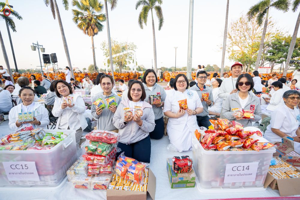 ภาพ No.282678:วันเสาร์ที่ 20 ธันวาคม พ.ศ.2568 พิธีตักบาตรพระ 10,000 รูป (ชุด 2) เนื่องในโอกาส 194 ปี จังหวัดกาญจนบุรี และอุทิศส่วนกุศลให้แด่บรรพชนทั้งหลาย บริเวณถนนสองแคว (Skywalk) เมืองกาญจนบุรี