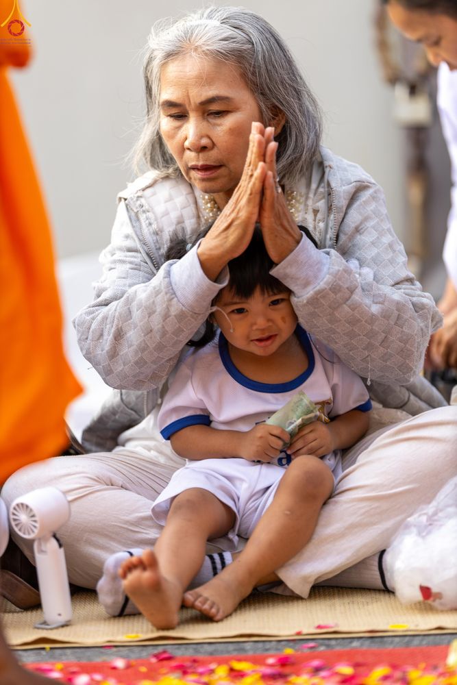 ภาพ No.287913:วันที่ 3 มกราคม พ.ศ. 2569 พิธีต้อนรับพระธรรมยาตรา ครั้งที่ 2 (ภาพชุดที่ 2) ในโครงการธรรมยาตรา กตัญญูบูชา มหาปูชนียาจารย์ พระมงคลเทพมุนี(สด จนฺทสโร) พระผู้ปราบมาร อนุสรณ์สถาน 7 แห่ง ปีที่ 14 ณ อนุสรณ์สถานมหาวิหารพระมงคลเทพมุนี (โลตัสแลนด์) อ.สองพี่น้อง จ.