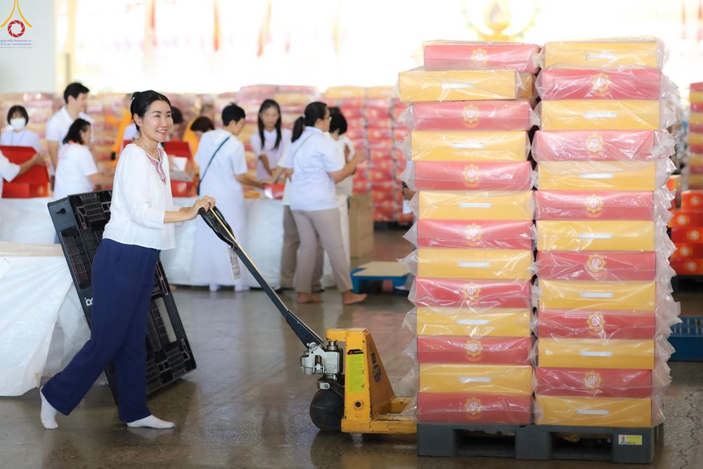 ภาพ No.321982:วันที่ 12 -13 เมษายน พ.ศ.2569 การเตรียมกล่องไทยธรรม + การขนย้ายเก้าอี้ เพื่องานถวายมหาสังฆทาน 40,000 กว่าวัดทั่วประเทศ วันคุ้มครองโลก 22 เมษายน พ.ศ.2569 วัดพระธรรมกาย