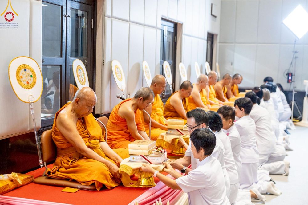 ภาพ No.214836:พิธีต้อนรับสัญญาบัตร พัดยศ พระราชวิเทศวชิรเวที (บัณฑิต วรปญฺโญ) เจ้าอาวาสวัดพระธรรมกายสกอตแลนด์ สหราชอาณาจักร ผู้ช่วยเจ้าอาวาสวัดพระธรรมกาย ณ อุโบสถพระไตรปิฏก วัดพระธรรมกาย