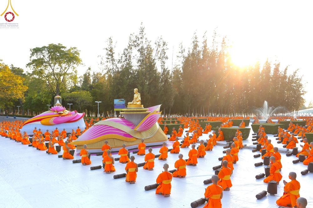 ภาพ No.104457:พระธรรมยาตราร่วมปฏิบัติธรรม และถ่ายภาพหมู่ประวัติศาสตร์ หน้ามหาวิหารพระมงคลเทพมุนี วันที่ 27 ธันวาคม พ.ศ. 2566