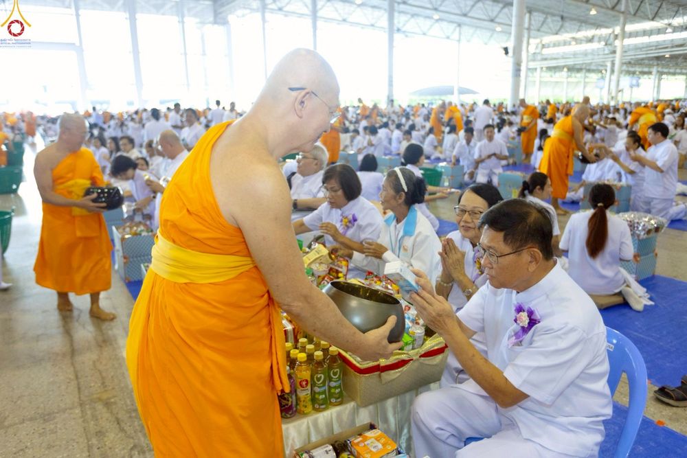 ภาพ No.263938:วันอาทิตย์ที่ 2 พฤศจิกายน พ.ศ. 2568 พิธีตักบาตรอาทิตย์ต้นเดือน ณ บ้านแก้วเรือนทองคุณยายฯ วัดพระธรรมกาย