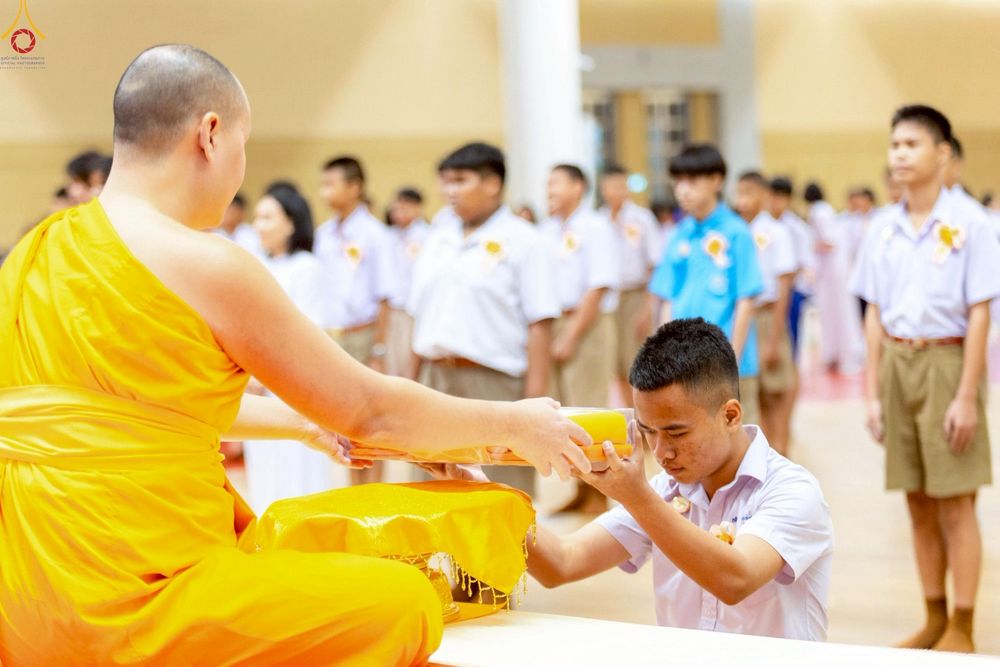ภาพ No.245982:วันเสาร์ที่ 13 กันยายน พ.ศ. 2568 พิธีมอบผ้าไตรประธานกฐินสัมฤทธิ์เด็กดี V-Star ณ สภาธรรมกายสากล วัดพระธรรมกาย