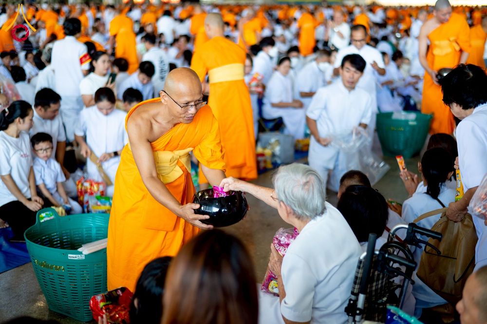 ภาพ No.256835:วันที่ 5 ตุลาคม พ.ศ. 2568 พิธีตักบาตร ข้าวสารอาหารแห้ง ณ บ้านแก้วเรือนทองคุณยายฯ สภาธรรมกายสากล วัดพระธรรมกาย