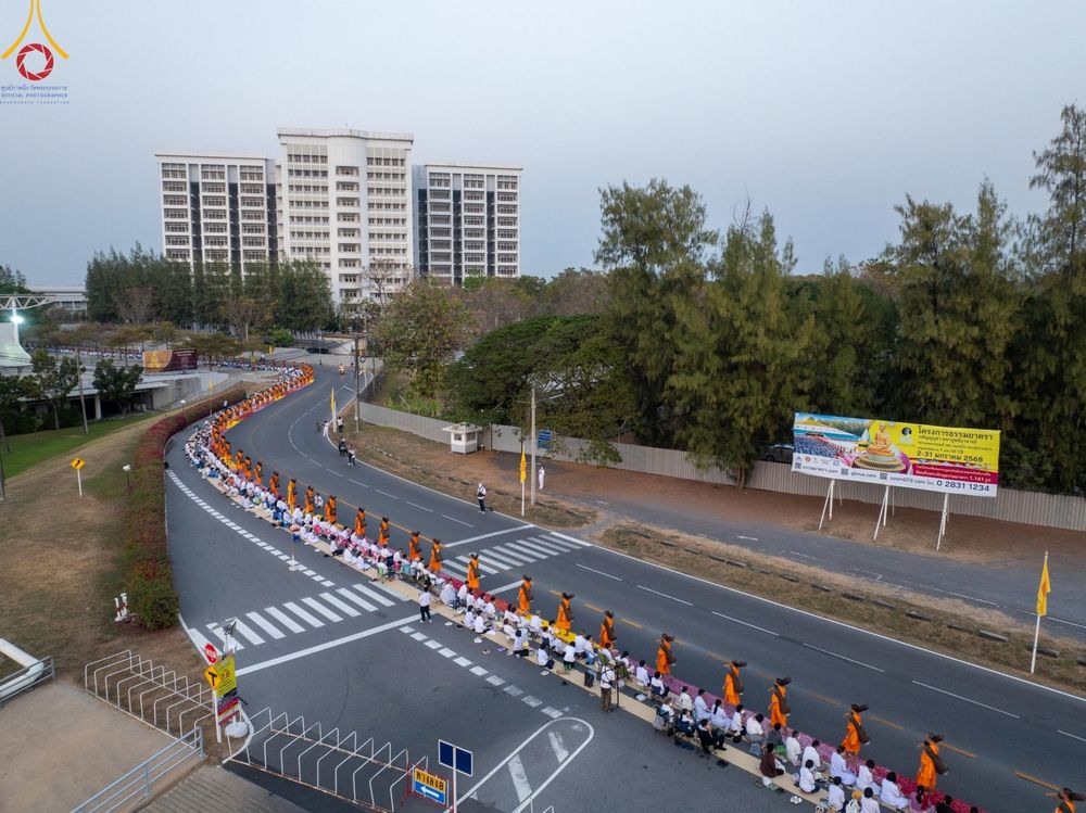 ภาพ No.202076:พิธีต้อนรับพระธรรมยาตรา ณ อนุสรณ์สถานลำดับที่ 7 สถานที่ขยายวิชชาธรรมกาย วัดพระธรรมกาย ต.คลองสาม อ.คลองหลวง จ.ปทุมธานี ในโครงการธรรมยาตรา กตัญญูบูชา มหาปูชนียาจารย์ พระมงคลเทพมุนี(สด จนฺทสโร) พระผู้ปราบมาร อนุสรณ์สถาน 7 แห่ง ปีที่ 13 วันที่ 26 มกราคม 2568