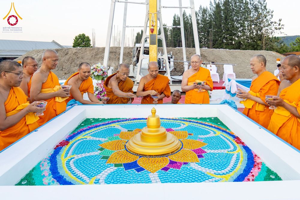 ภาพ No.275151:วันอาทิตย์ที่ 30 พฤศจิกายน พ.ศ. 2568 พิธีตอกเสาเข็ม "สร้างองค์พระเจดีย์เพื่อสร้างสันติภาพโลก" ต้นสุดท้าย ณ ศูนย์ปฏิบัติธรรมระยอง (บ้านช่องลม)