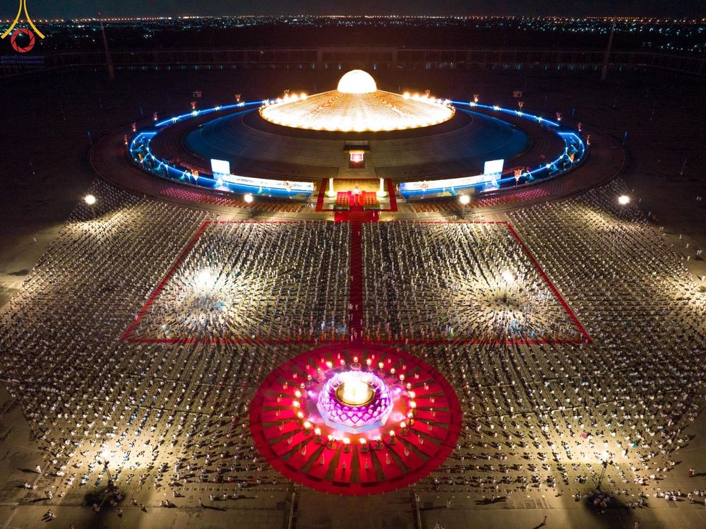ภาพ No.160647:พิธีจุดประทีป 20,000 ดวง บูชาพระมหาธรรมกายเจดีย์ และบูชาพระมงคลเทพมุนี (สด จนฺทสโร) พระผู้ปราบมาร ณ ลานธรรม พระมหาธรรมกายเจดีย์ วัดพระธรรมกาย จ.ปทุมธานี วันที่ 10 ตุลาคม พ.ศ. 2567
