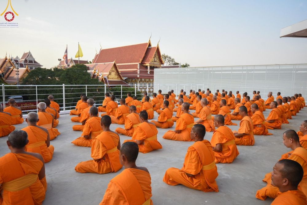ภาพ No.201366:พระธรรมยาตราปฏิบัติธรรม และถ่ายภาพหมู่ประวัติศาสตร์ ณ อาคารธรรมยาตรา กตัญญูบูชามหาปูชนียาจารย์  ตรงข้ามวัดปากน้ำภาษีเจริญ จ.กรุงเทพมหานคร ในโครงการธรรมยาตรา กตัญญูบูชา มหาปูชนียาจารย์ พระมงคลเทพมุนี(สด จนฺทสโร) พระผู้ปราบมาร อนุสรณ์สถาน 7 แห่ง ปีที่ 13