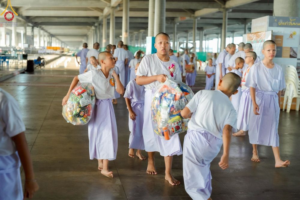 ภาพ No.214657:วันศุกร์ที่ 4 เมษายน พ.ศ.2568 นาคธรรมทายาทตักบาตรพระพี่เลี้ยง ในโครงการบรรพชาสามเณร ฟื้นฟูพระพุทธศาสนาทั่วไทย ณ วิหารคด 22 วัดพระธรรมกาย