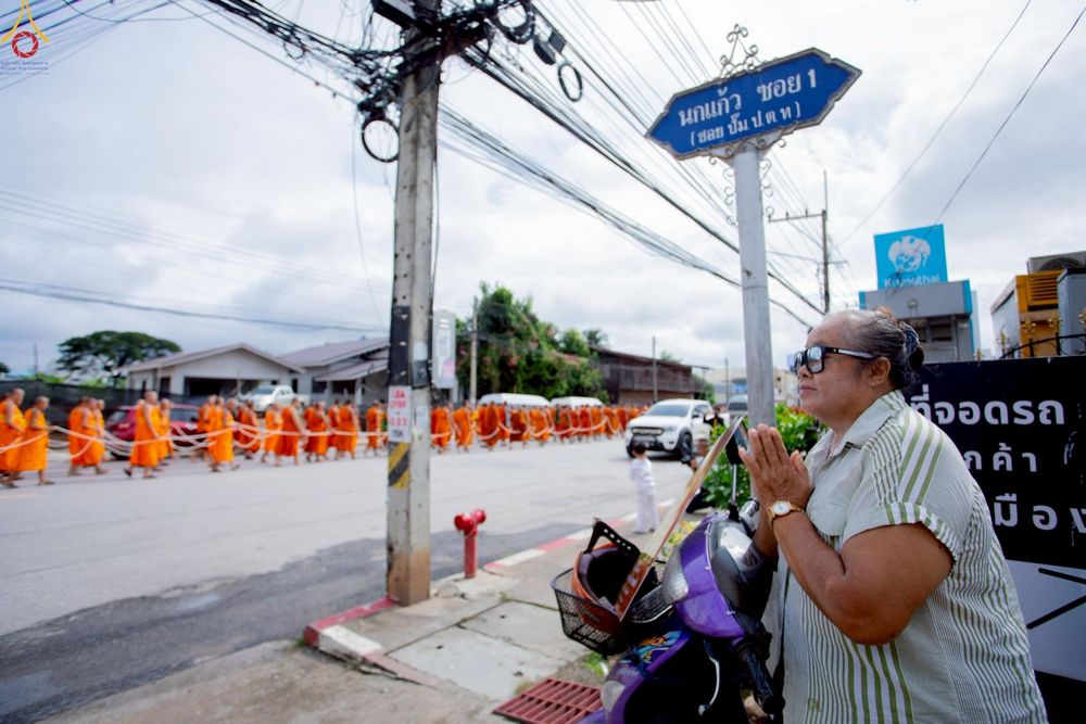 ภาพ No.239240:วันอาทิตย์ที่ 17 สิงหาคม พ.ศ. 2568 พิธีอัญเชิญรูปเหมือนพระมงคลเทพมุนี (สด จันทสโร) ณ ศาลากลางจังหวัดเลย ถึงลานพญานาค สวนสาธารณะกุดป่อง อ.เมือง จ.เลย