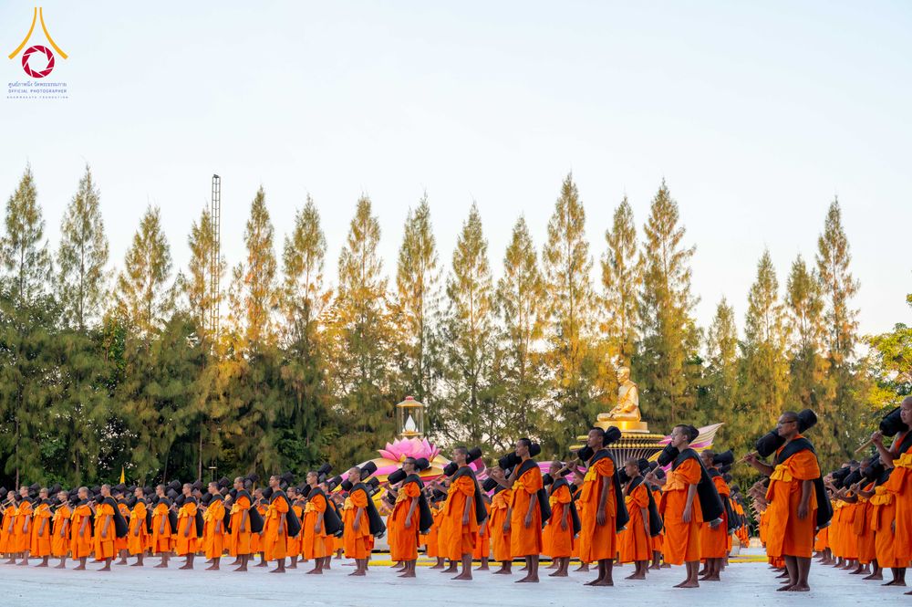 ภาพ No.290671:วันที่ 8 มกราคม พ.ศ. 2569 พระธรรมยาตราปฏิบัติธรรม และถ่ายภาพหมู่ประวัติศาสตร์ ในโครงการธรรมยาตรา กตัญญูบูชามหาปูชนียาจารย์ พระมงคลเทพมุนี(สด จนฺทสโร) พระผู้ปราบมาร อนุสรณ์สถาน 7 แห่ง ปีที่ 14 ณ อนุสรณ์สถานคลองบางนางแท่น อ.สามพราน จ.นครปฐม