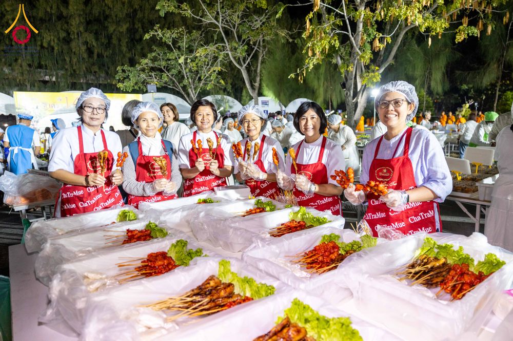 ภาพ No.288200:วันที่ 5 มกราคม พ.ศ. 2569 พิธีถวายภัตตาหารเป็นสังฆทาน แด่พระธรรมยาตรา ในโครงการธรรมยาตรา กตัญญูบูชา มหาปูชนียาจารย์ พระมงคลเทพมุนี(สด จนฺทสโร) พระผู้ปราบมาร อนุสรณ์สถาน 7 แห่ง ปีที่ 14 ณ อนุสรณ์สถานมหาวิหารพระมงคลเทพมุนี (โลตัสแลนด์) อ.สองพี่น้อง จ.สุพรร