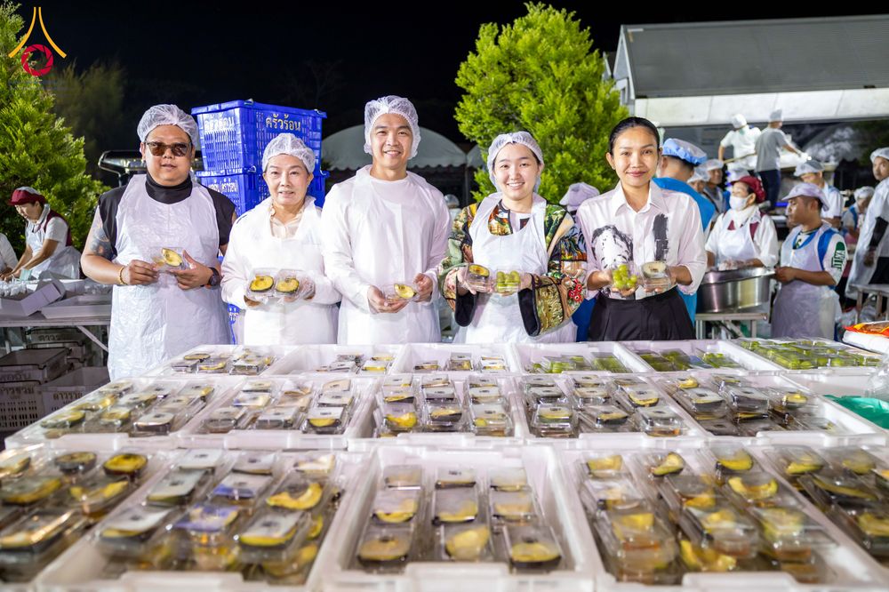 ภาพ No.288788:วันที่ 6 มกราคม พ.ศ. 2569 พิธีถวายภัตตาหารเป็นสังฆทาน แด่พระธรรมยาตรา ในโครงการธรรมยาตรา กตัญญูบูชา มหาปูชนียาจารย์ พระมงคลเทพมุนี(สด จนฺทสโร) พระผู้ปราบมาร อนุสรณ์สถาน 7 แห่ง ปีที่ 14 ณ อนุสรณ์สถานมหาวิหารพระมงคลเทพมุนี (โลตัสแลนด์) อ.สองพี่น้อง จ.สุพรร