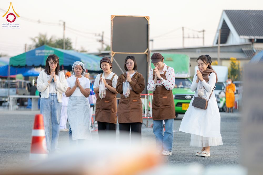 ภาพ No.290824:วันที่ 9 มกราคม พ.ศ. 2569 พิธีถวายภัตตาหารเป็นสังฆทาน แด่พระธรรมยาตรา ณ อนุสรณ์สถานคลองบางนางแท่น อ.สามพราน จ.นครปฐม ในโครงการธรรมยาตรา กตัญญูบูชา มหาปูชนียาจารย์ พระมงคลเทพมุนี(สด จนฺทสโร) พระผู้ปราบมาร อนุสรณ์สถาน 7 แห่ง ปีที่ 14