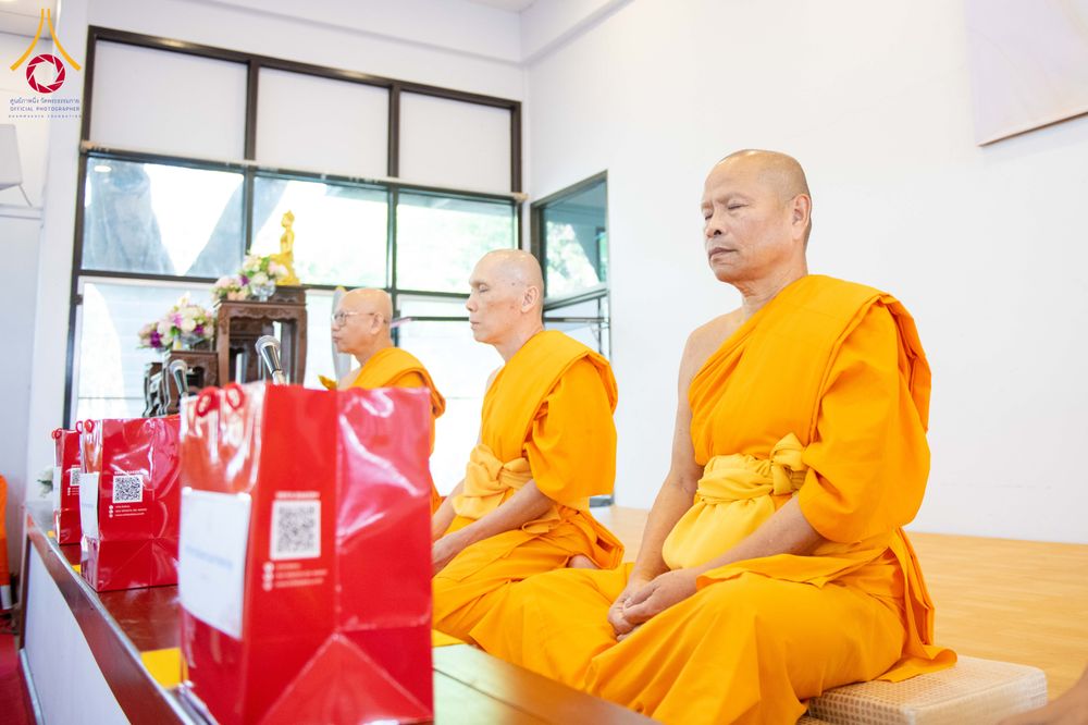 ภาพ No.278402:วันพุธที่ 10 ธันวาคม พ.ศ.2568  พิธีทอดผ้าป่าเพื่อสนับสนุนโครงการตักบาตรพระ 10,000 รูป เมืองกาญจนบุรี ณ อาคารปลูกศรัทธา วัดพระธรรมกาย