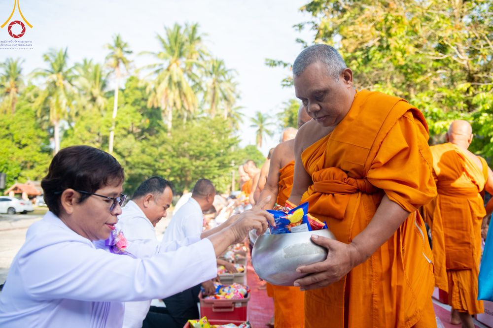 ภาพ No.311063:วันพฤหัสบดีที่ 26 กุมภาพันธ์ พ.ศ. 2569 พิธีถวายสังฆทานแด่คณะสงฆ์ 323 วัด ปีที่ 22 ครั้งที่ 182 พิธีมอบกองทุนหนุนแรงใจช่วยครูใต้ ปีที่ 19 ครั้งที่ 145 และพิธีทำบุญอุทิศส่วนกุศลให้ผู้วายชนม์