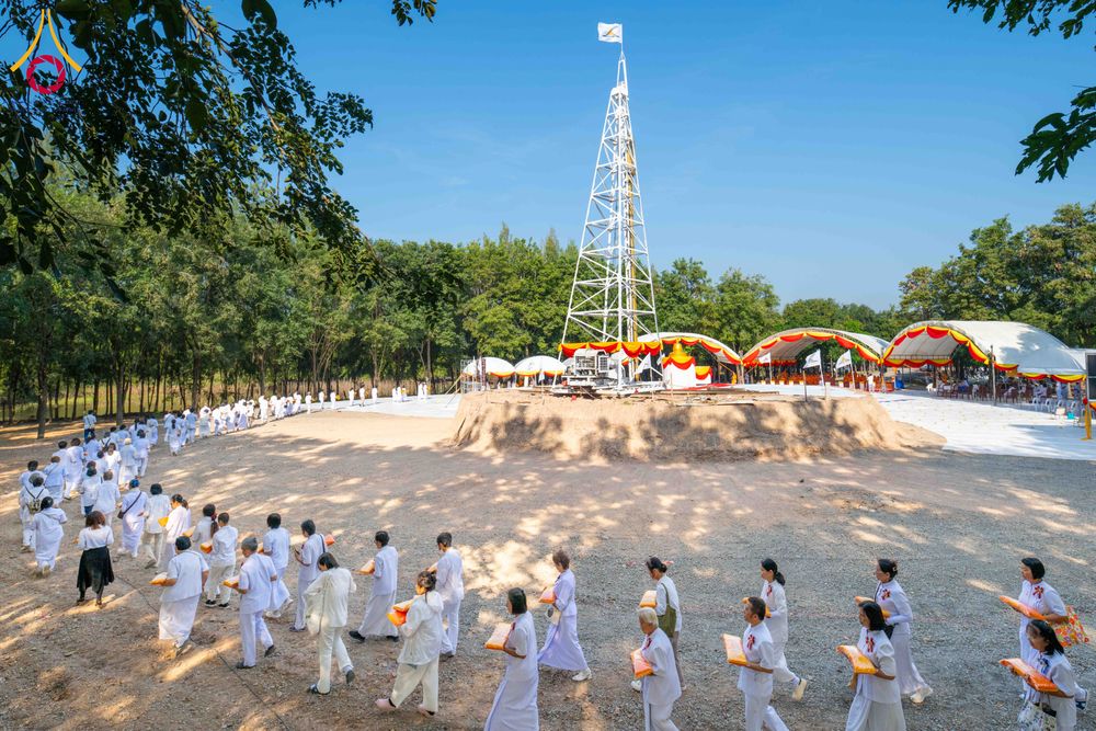 ภาพ No.285724:วันพุธที่ 10 ธันวาคม พ.ศ.2568  พิธีตอกเสาเข็มมงคลต้นสุดท้าย รองรับองค์พระเจดีย์เพื่อสร้างสันติภาพโลก ณ ศูนย์ปฏิบัติธรรมและศูนย์อบรมเยาวชน ชัยนาท