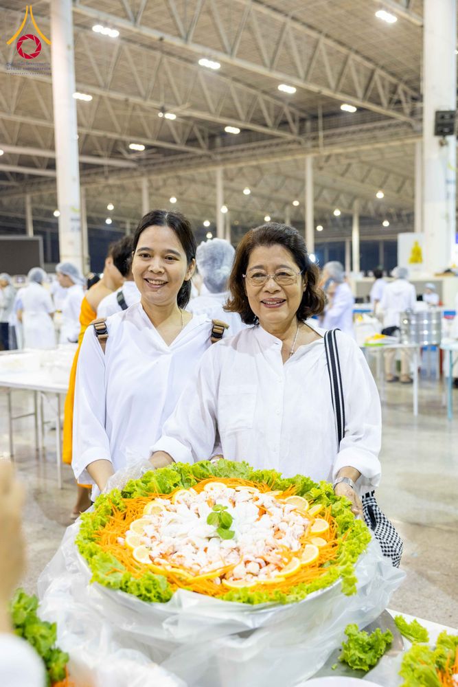 ภาพ No.303434:วันที่ 27 มกราคม พ.ศ. 2569 พิธีถวายภัตตาหารเป็นสังฆทาน แด่พระธรรมยาตรา ณ วัดพระธรรมกาย  จังหวัดปทุมธานี ในโครงการธรรมยาตรา กตัญญูบูชา มหาปูชนียาจารย์ พระมงคลเทพมุนี(สด จนฺทสโร) พระผู้ปราบมาร อนุสรณ์สถาน 7 แห่ง ปีที่ 14